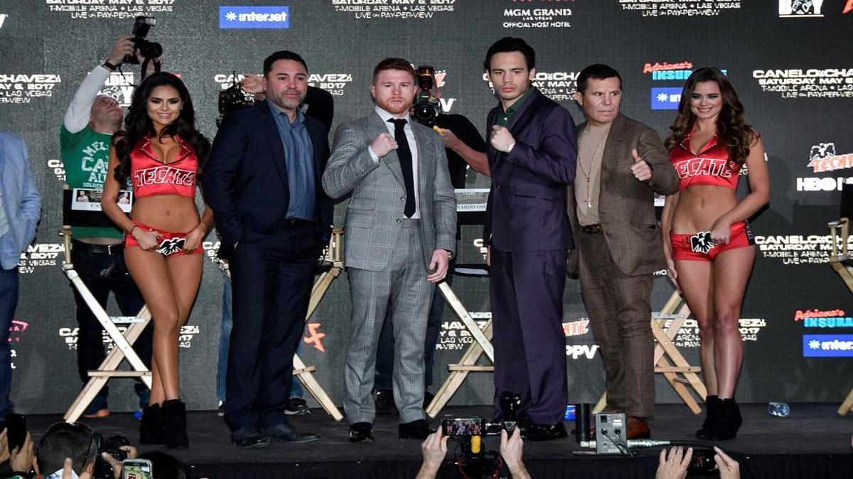 Oscar de la Hoya, el doble campeón mundial Saúl “Canelo” Álvarez, el ex campeón mundial Julio César Chávez Jr. (izq.) y su legendario padre, el viernes 24 de febrero del 2017 en la escala en Los Ángeles de la gira de promoción de la pelea que protagonizarán el 6 de mayo próximo en el T-Mobile Arena en Las Vegas.
