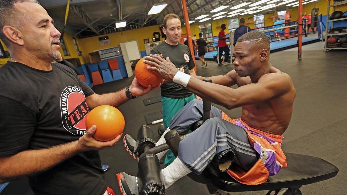 GUILLERMO RIGONDEAUX trabaja bajo la mirada del entrenador Pedro Luis Díaz en el gimnasio del Tropical Park el 8 de enero.