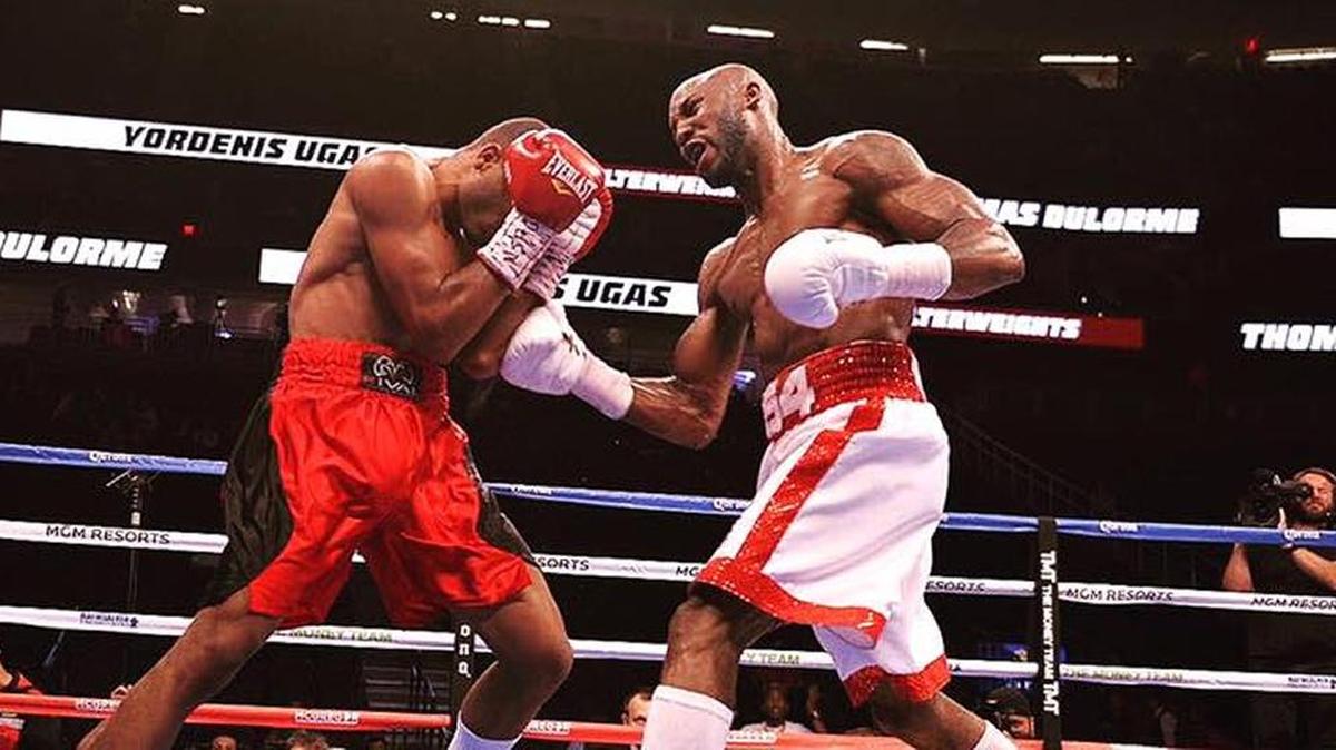 YORDENIS UGAS golpea a Thomas Dulorme en ruta a su triunfo el 26 de agosto en Las Vegas.