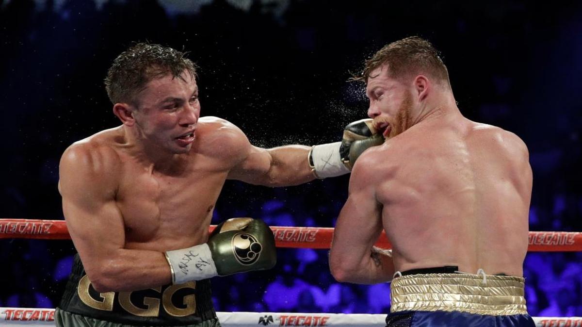 CANELO ALVAREZ (der.)  recibe el impacto de un golpe de Gennady Golovkin, en pelea celebrada el 16 de septiembre del 2017 en Las Vegas.