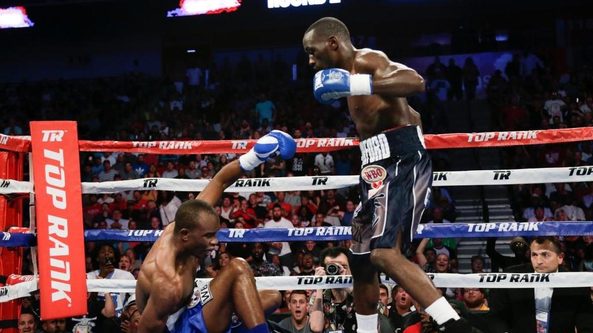 TERENCE CRAWFORD noquea a Julius Indongo en la pelea del 19 de agosto del 2017.