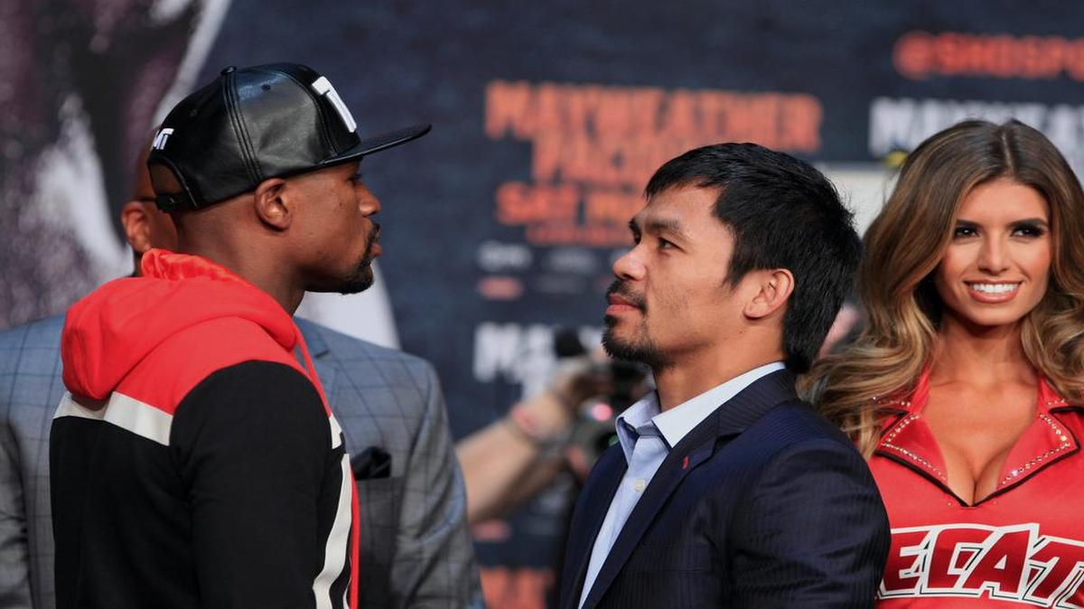
Floyd Mayweather Jr. (izq.) y Manny Pacquiao en el tradicional cara a cara que tuvo lugar este miércoles 29 de abril del 2015 en Las Vegas.
