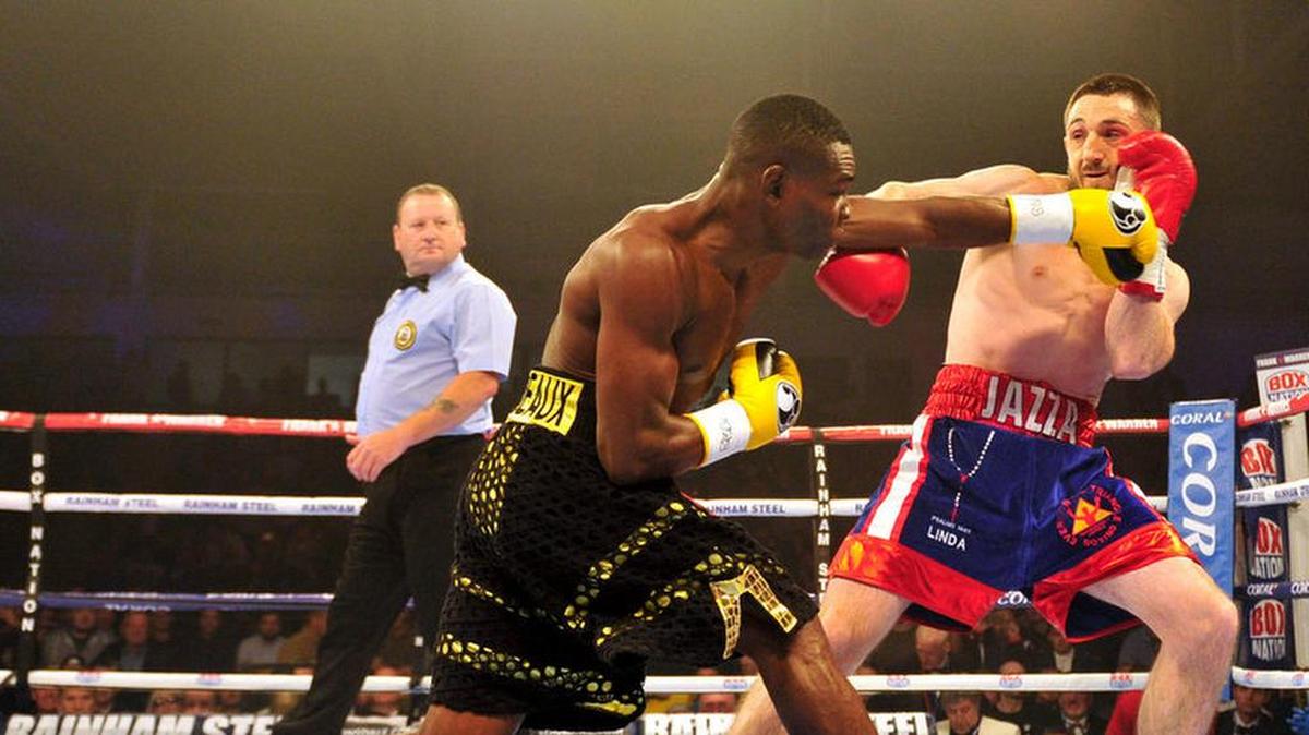 GUILLERMO RIGONDEAUX (i) conecta al rostro de James Dickens en ruta a un triunfor por TKO en Gales.