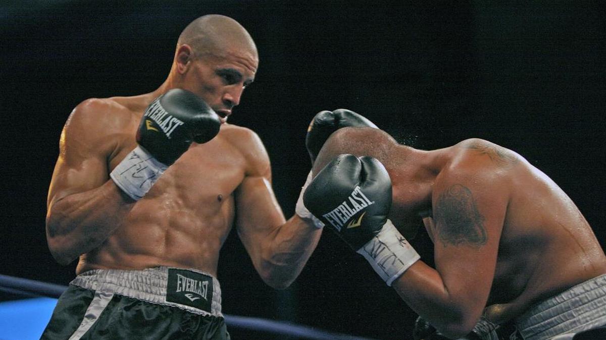 HUMBERTO SAVIGNE en pelea contra Frankie Santos en velada de boxeo del Miami-Dade Auditorium el vernes 24 de Junio de 2011.