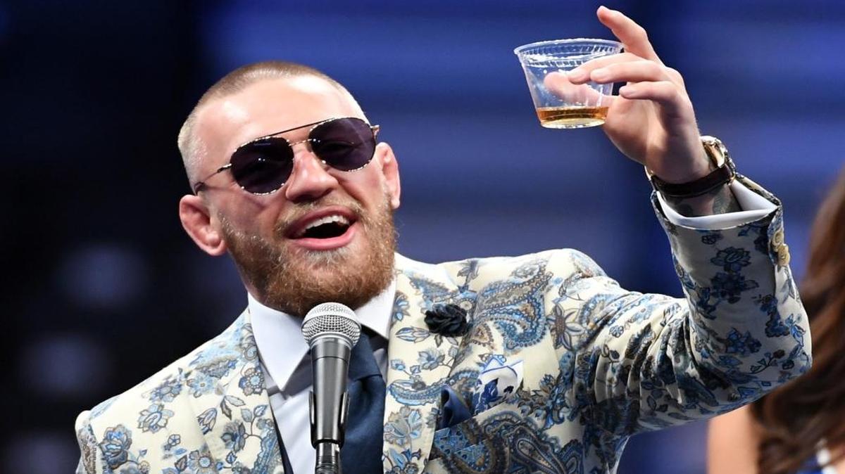 Conor McGregor levanta un vaso de whisky en la conferencia de prensa después de perder por KO técnico contra Floyd Mayweather Jr. en la pelea de los superwelters, la noche del 26 de agosto del 2017 en la T-Mobile Arena en Las Vegas, Nevada.