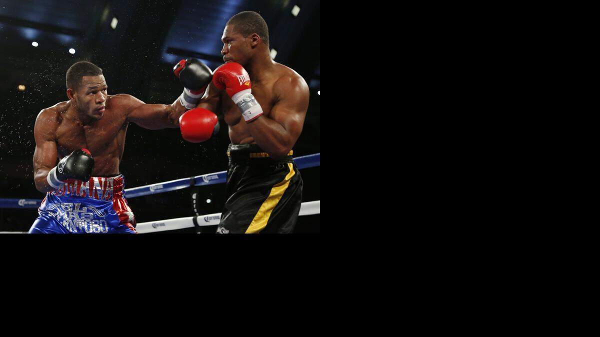 
SULLIVAN BARRERA (izq.) durante un combate en Atlantic City, N.J.
