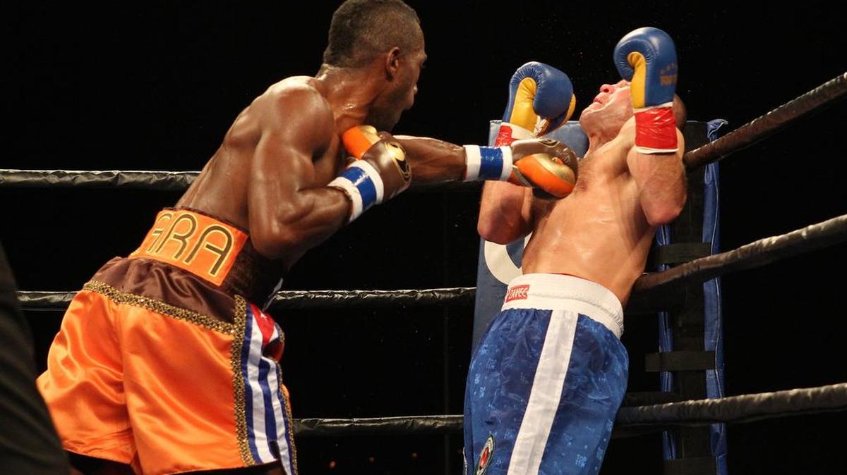 ERISLANDY LARA (izq) conecta una izquierda a Jan Zaveck en el tercer asalto durante la cartelera de peleas de boxeo en Hialeah Park,  el 25 de noviembre del 2015.