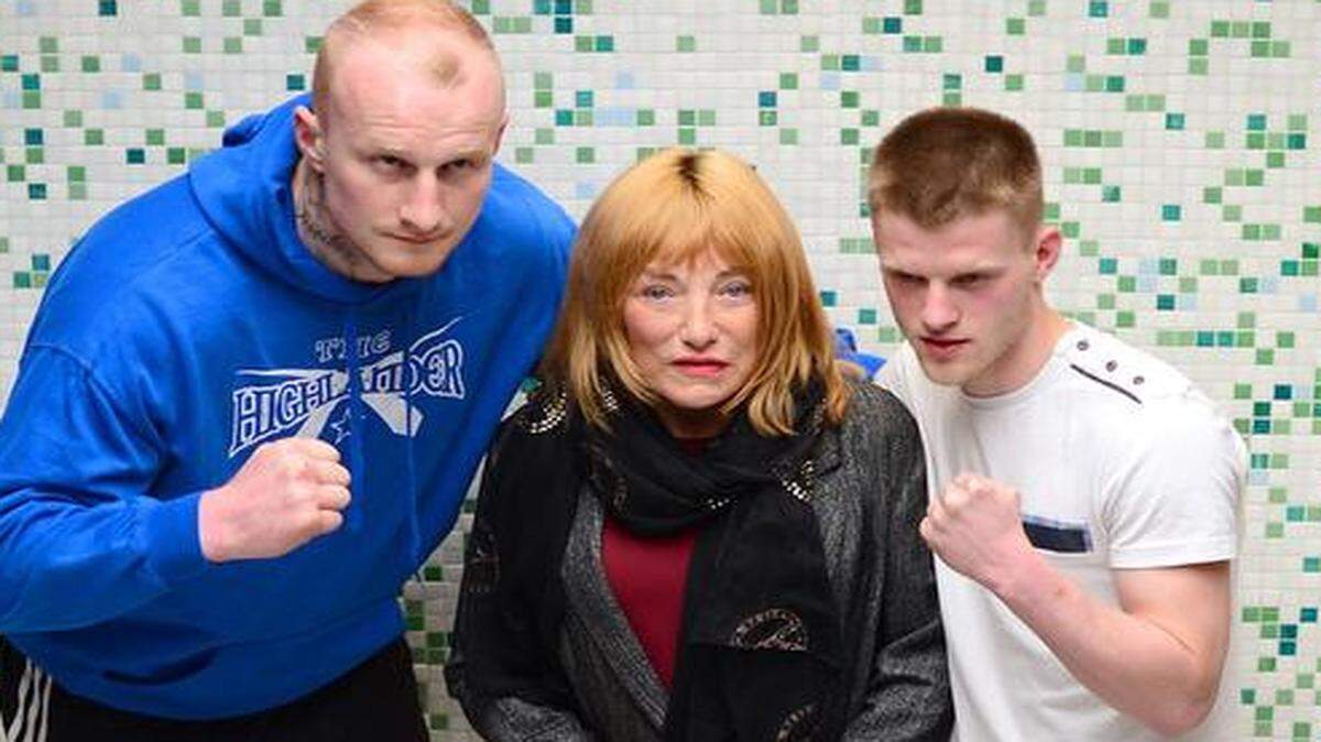 
La promotora de boxeo Kellie Maloney (centro) posa con los boxeadores Gary Cornish (izq.) y Tony Jones, durante una conferencia de prensa el 23 de abril del 2015 en Londres, Inglaterra.


