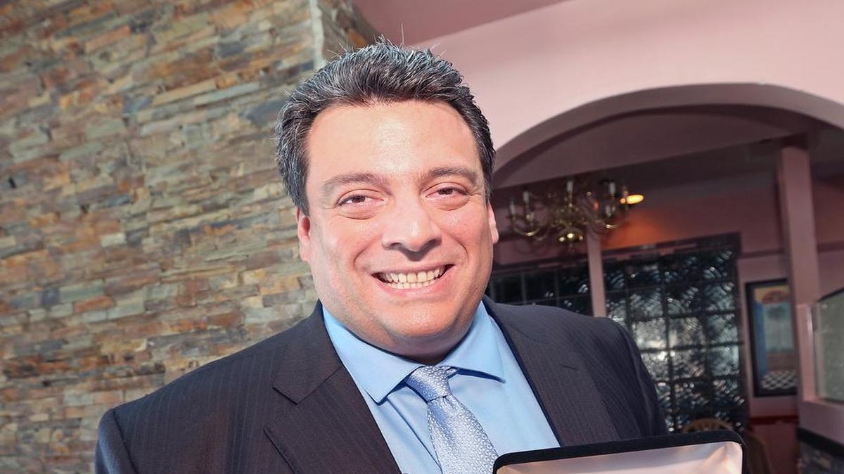 
MAURICIO SULAIMAN muestra la Llave de la Ciudad que recibiera el 24 de junio de manos del alcalde de Miami.

