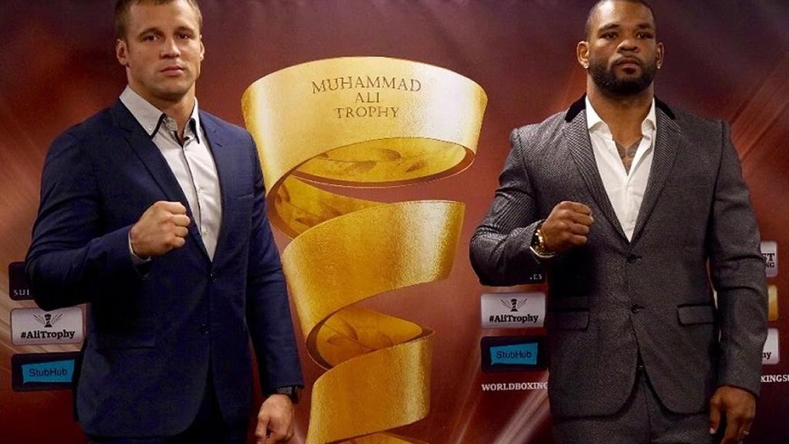 MIKE PEREZ (d) y Mairis Breidis posan junto a una réplica del trofeo Muhammad Ali en Riga.