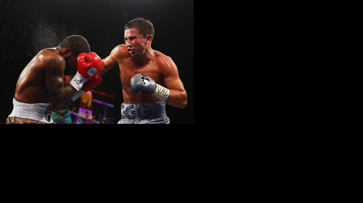 
Gennady Golovkin (der.) castiga a Curtis Stevens durante su combate por la corona de la AMB de los medianos, en el Madison Square Garden en Nuev York, en noviembre pasado.

