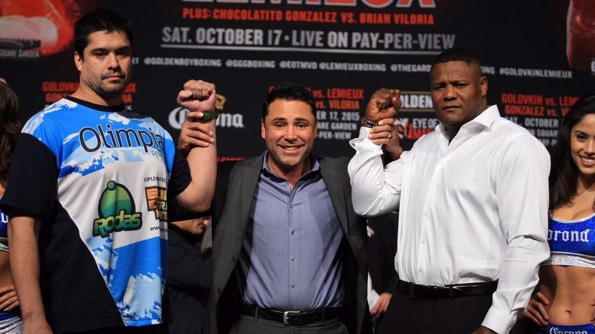 
El argentino Matías Vidondo y el cubano Luis Ortiz, con el promotor Oscar de la Hoya, durante el pesaje, el jueves 15 de octubre del 1015 en Nueva York.
