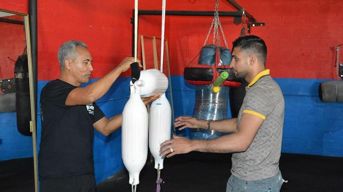 AMIR KHAN durante una visita a su antiguo profesor Jorge Rubio en Miami.