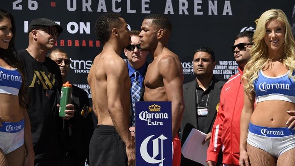 SULLIVAN BARRERA (d) y Andre Ward durante el pesaje del viernes para la pelea de este 26 de marzo en Oakland.