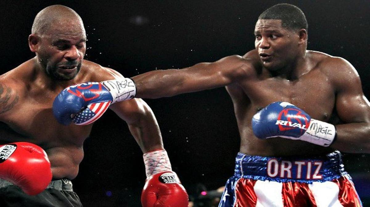 LUIS ORTIZ golpea el rostro de Tony Thompson. El cubano firma acuerdo con Al Haymon.