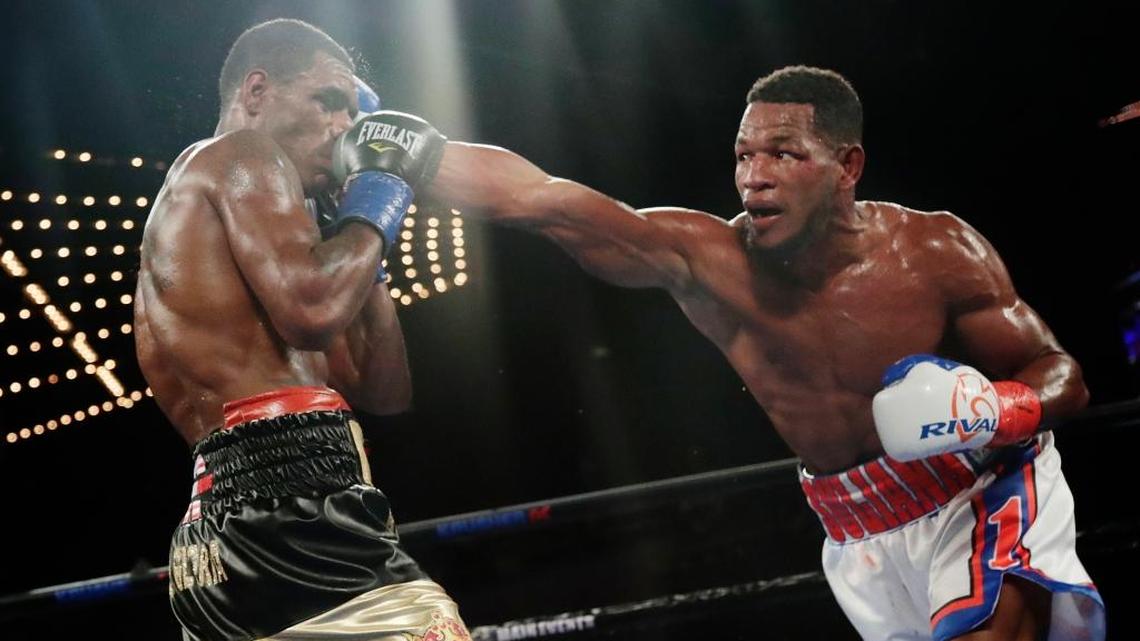 FELIX VARELA recibe un fuerte castigo de Sullivan Barrera (d) en la pelea efectuada el 25 de noviembre.