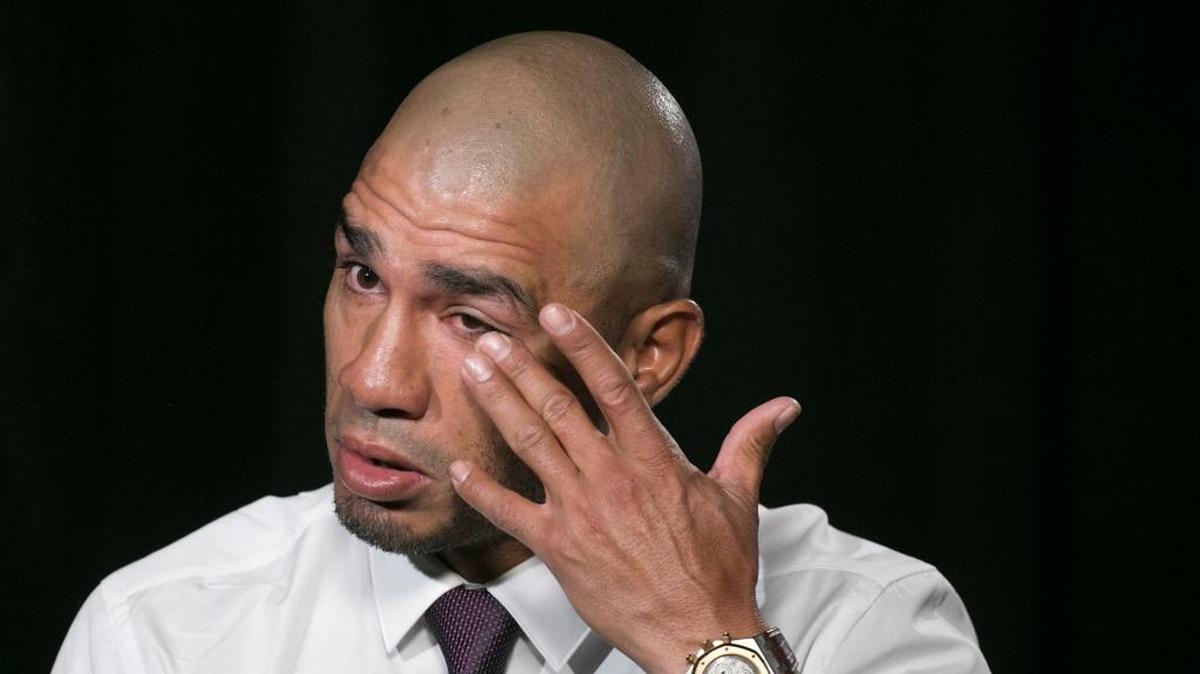 MIGUEL COTTO se quita las lágrimas durante una entrevista el 17 de octubre del 2017.