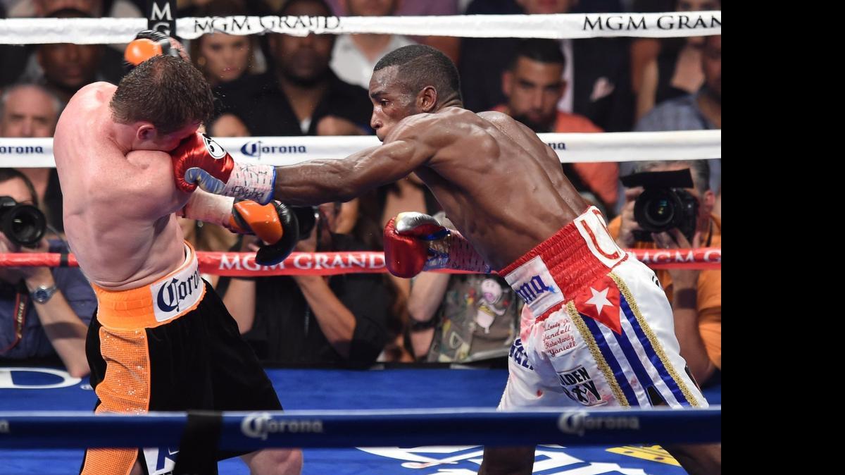 
ERISLANDY LARA le conecta al Canelo Alvarez en la pelea celebrada en julio del 2014 en Las Vegas.
