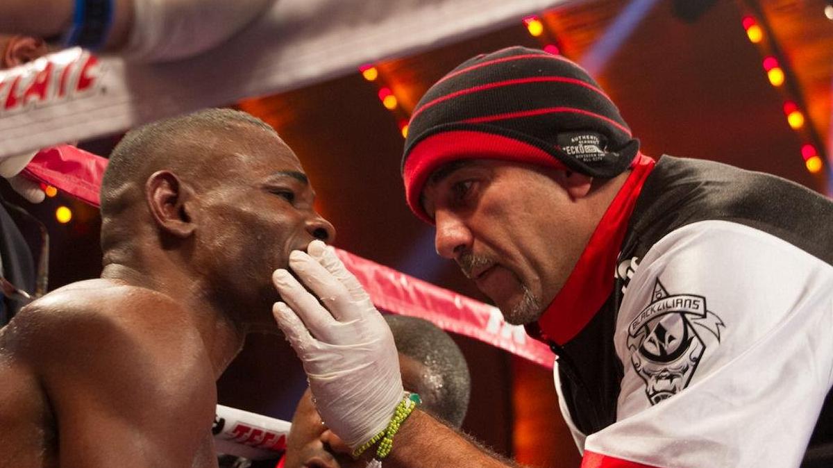 PEDRO LUIS Díaz trabaja en la esquina de Guillermo Rigondeaux durante la pelea contra Nonito Donaire celebrada en abril del 2013 en Nueva York.