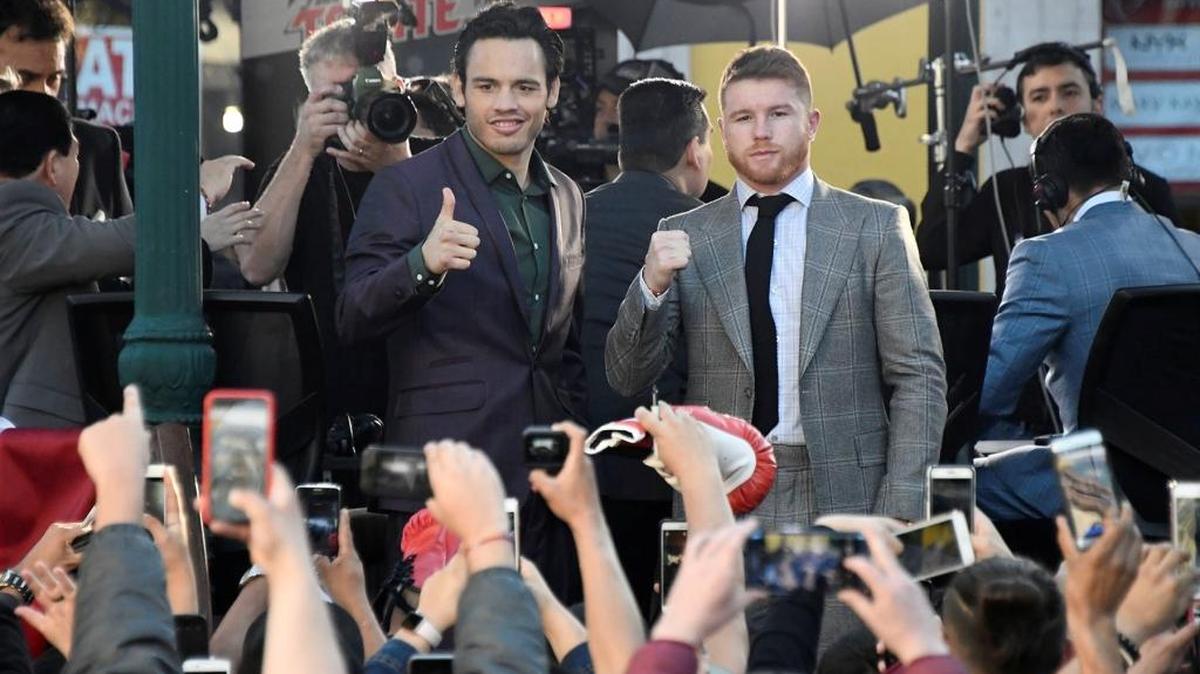 El ex campeón mundial Julio César Chávez Jr. (izq.) y el doble campeón mundial Saúl “Canelo” Álvarez, el viernes 24 de febrero del 2017 en la escala en Los Ángeles de la gira de promoción de la pelea que protagonizarán el 6 de mayo próximo en el T-Mobile Arena en Las Vegas.