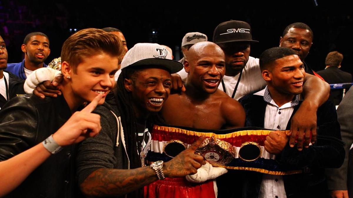
Justin Bieber, Lil Wayne, Floyd Mayweather Jr., Curtis Jackson y Yuriorkis Gamboa (de izq. a der.) celebran tras la victoria de Mayweather ante Miguel Cotto, el 5 de mayo del 2012 en Las Vegas.

