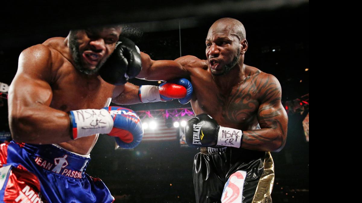 
YUNIESKI GONZALEZ descarga la potencia de su derecha contra Jean Pascal el 25 de julio en Las Vegas.
