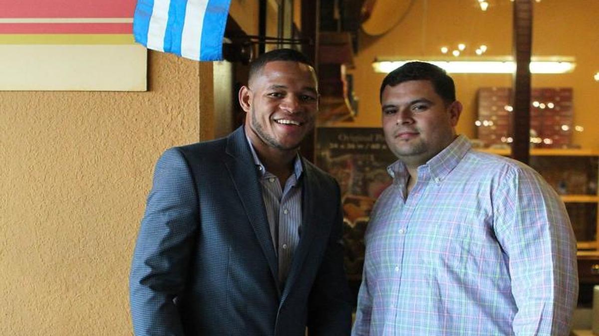 SULLIVAN BARRERA (i) junto a su manager, el colombiano Luis Molina, en Miami.