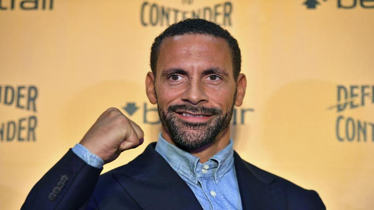 El exdefensa internacional inglés Rio Ferdinand posa ante la prensa para confirmar su intención de reconvertirse a sus 38 años en boxeador profesional, el 19 de septiembre del 2017 en Londres.