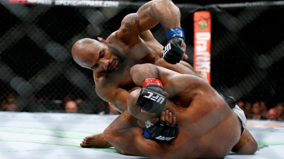YOEL ROMERO intenta destrozar a Ronaldo Souza, a quien vence en la UFC 194 en Las Vegas.