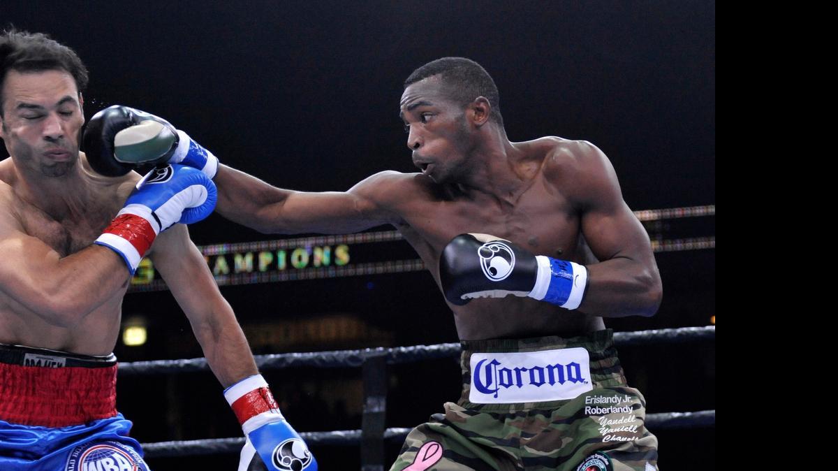 
Erislandy Lara conecta su derecha a Delvin Rodríguez en la pelea por la corona de la Asociación Mundial de Boxeo de los súper welters, la noche del viernes 12 de junio del 2015 en Chicago. El cubano ganó por decisión unánime en 12 asaltos.
