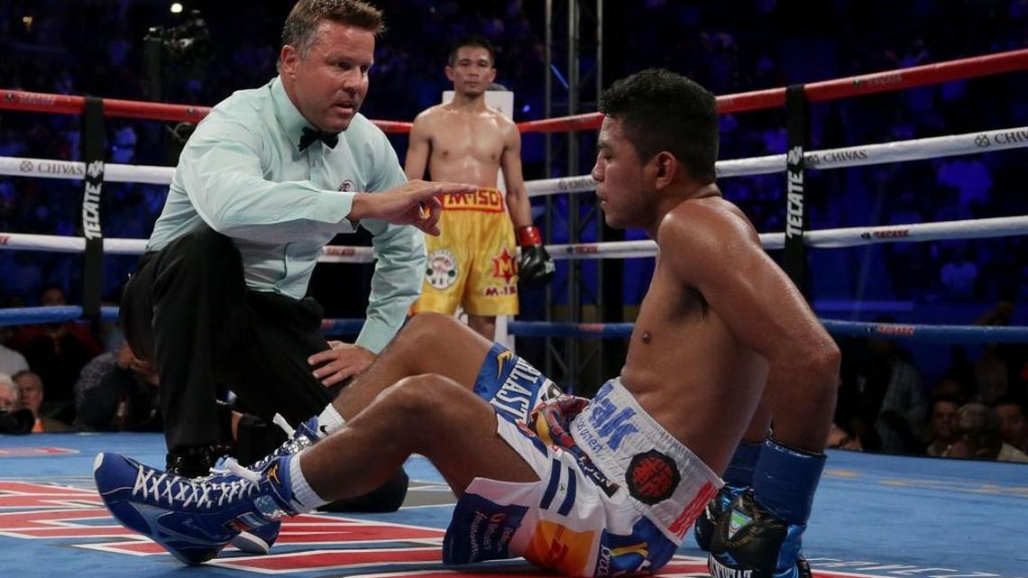 ROMAN GONZALEZ recibe conteo tras ser llevado por primera vez a la lona por Srisaket Sor Rungvisai en el StubHub Center, el 9 de septiembre del 2017 en Carson, California.