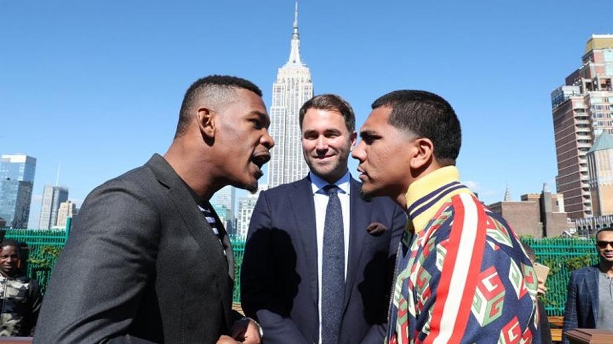 DANIEL JACOBS en cara a cara con Luis Arias (d) en Nueva York, mientras el promotor Eddie Hearn los contempla.