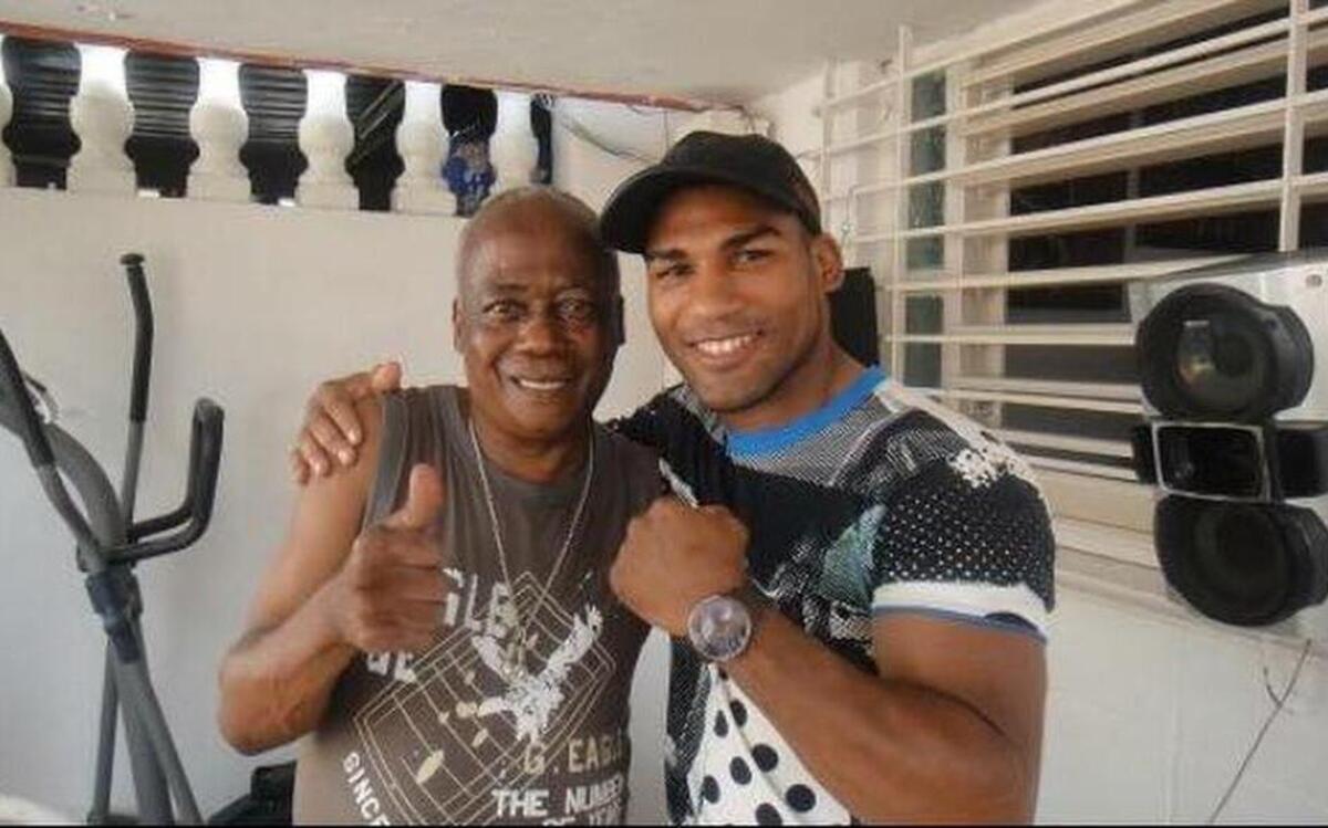 
Yuriorkis Gamboa posa con su exentrenador Jorge Hernández.
