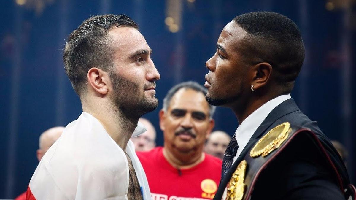 YUNIER DORTICOS (d) contempla a Murat Gassiev, su oponente en la semifinal de la SUPER SERIE de BOXEO.