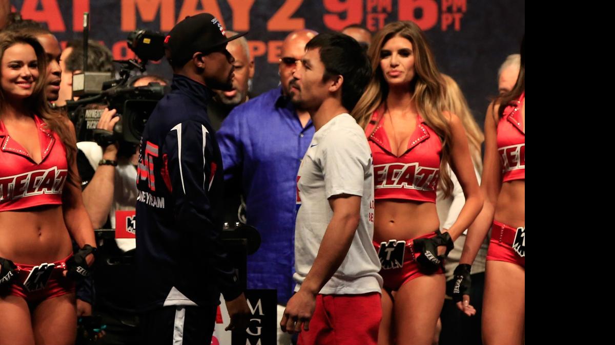 
MANNY PACQUIAO y Floyd Mayweather Jr. (izq.) durante el pesaje en el MGM Grand de Las Vegas este viernes.
