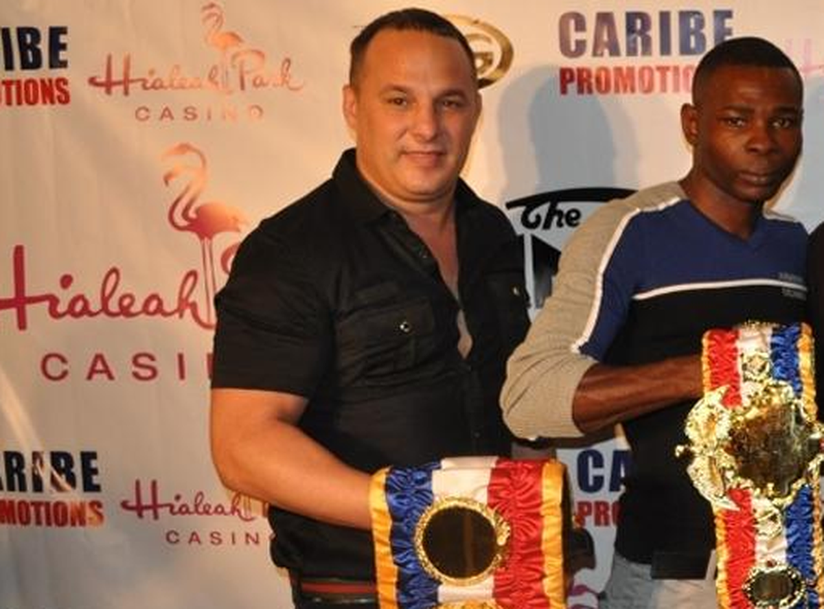 Boris Arencibia aparece en la foto con el boxeador Guillermo Rigondeaux.