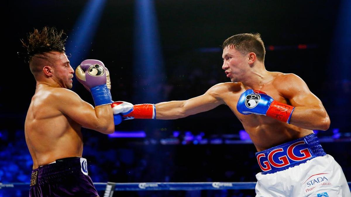El kazajo Gennady Golovkin (der.) golpea al canadiense David Lemieux en el octavo asalto de su combate por el cetro de los medianos, el 17 de octubre de 2015, en Nueva York . 