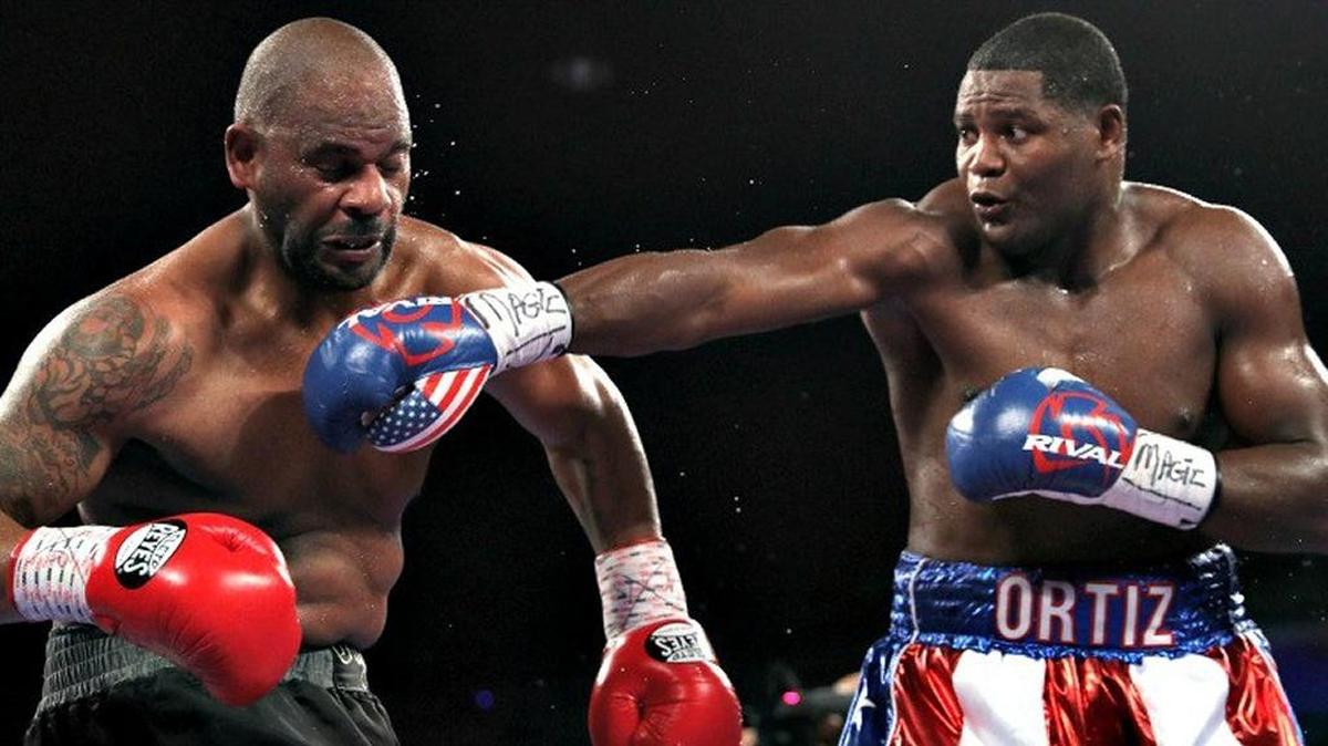 LUIS ORTIZ (d) se ha convertido en una fuerza en el peso pesado. Foto de su triunfo sobre Tony Thompson.