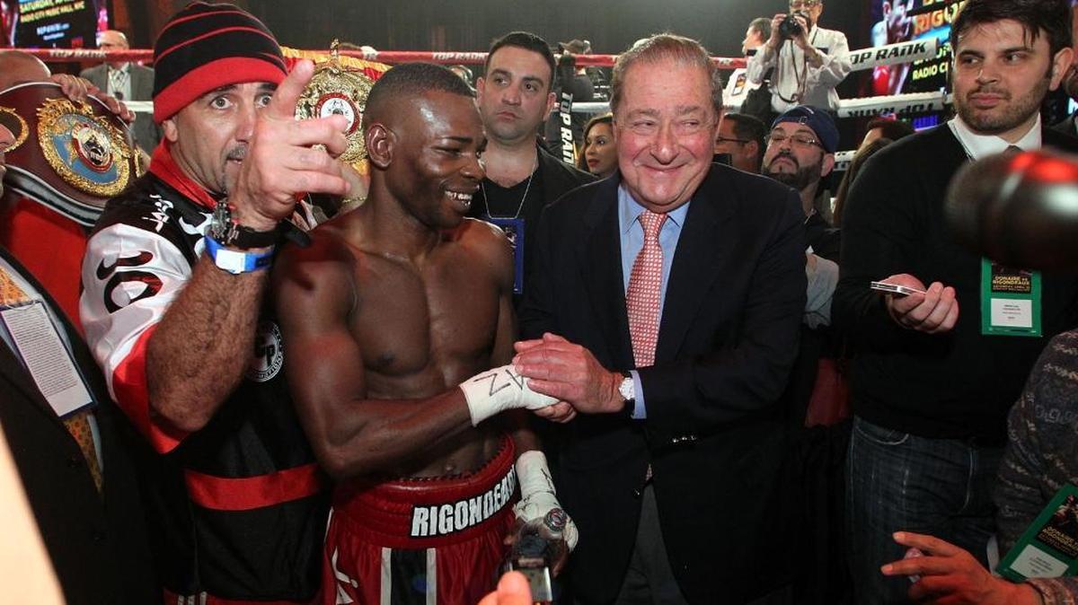 BOB ARUM felicita a Guillermo Rigondeaux tras ganarle a Nonito Donaire el 13 de abril en Nueva York.