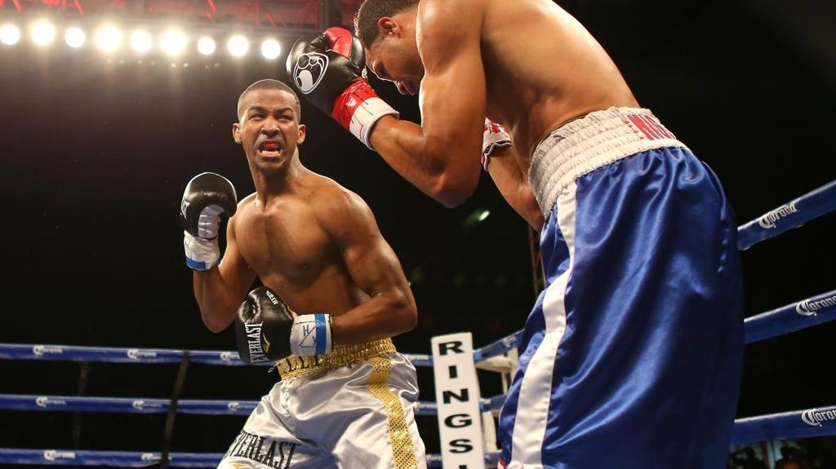 RANCES BARTHELEMY intercambia golpes con Angino Pérez en pelea celebrada el 26 de marzo en el Hialeah Park.