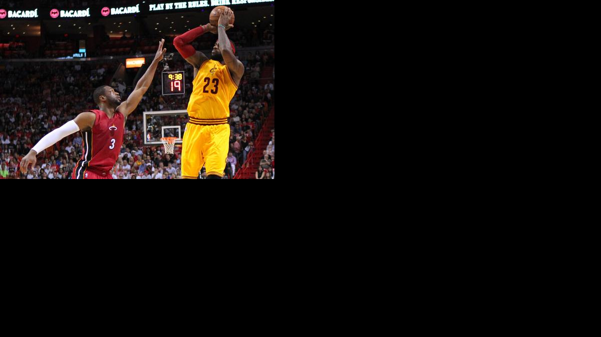 
Dwyane Wade sale a marcar a LeBron James en el triunfo del Heat sobre los Cavs, el jueves en Miami.
