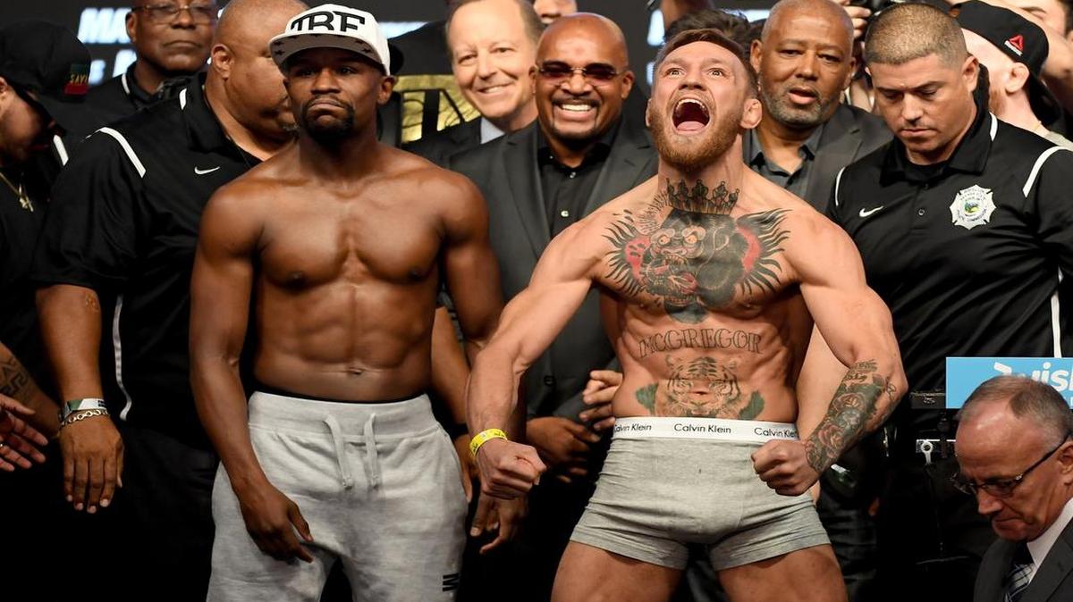 Conor McGregor grita durante la pesada con Floyd Mayweather Jr., en el T-Mobile Arena, el viernes. Ambos pelearán con reglas de boxeo en la categoría superwelter.