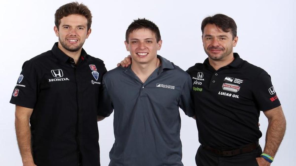 Los colombianos Carlos Muñoz y Gabby Chavez y el español Oriol Servia (de izq. a der.) correrán en la edición del 100 aniversario de la Indy 500. Aquí, en Miami el 24 de mayo del 2016, en la gira de promoción de la carrera.