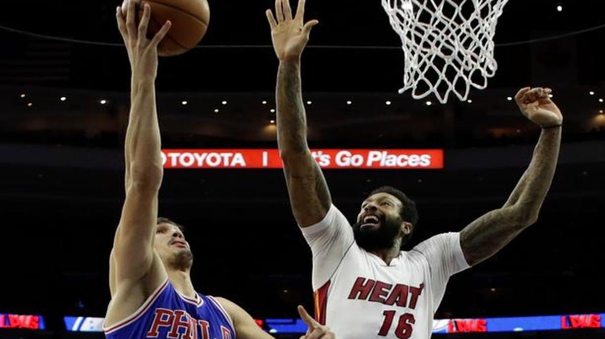 James Johnson (#16), del Heat, intenta bloquear una bandeja de Dario Saric (#9), de los 76ers, este sábado en Filadelfia.