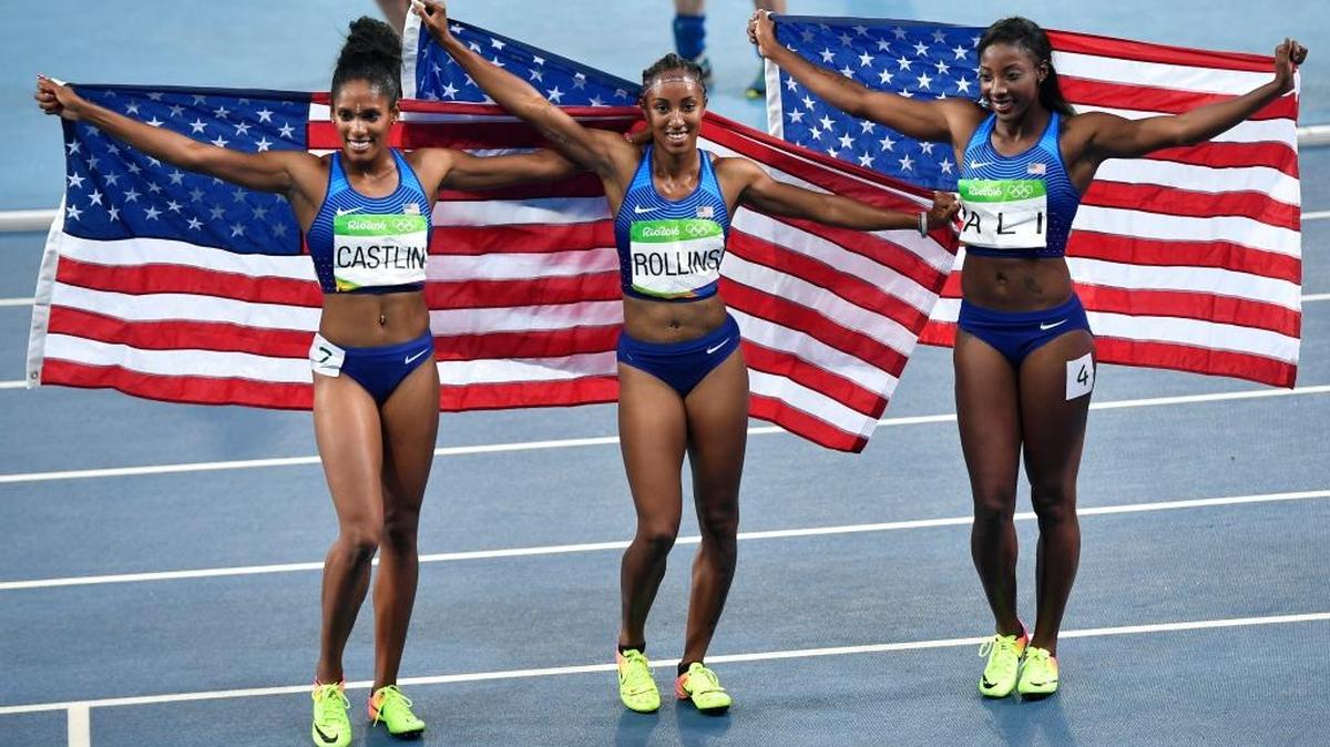 La medallista de oro de Brianna Rollins (centro) posa junto a la medallistas de plata Nia Ali (der.) y Kristi Castlin, quienes colmaron el podio de 100 m con vaallas en Río.