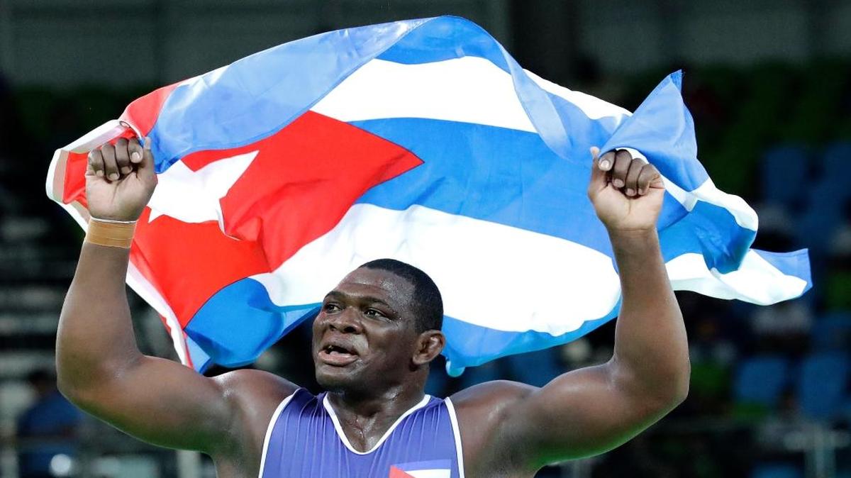 EL LUCHADOR grecorromano Mijaín López celebra con la bandera cubana su victoria sobre el turco Riza Kayaalp que le dio el título olímpico en los 130 kilogramos, el 15 de agosto en Río de Janeiro, Brasil.