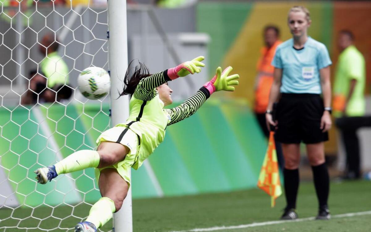 Hope Solo, de Estados Unidos, no puede tapar un penal en la definición contra Suecia, en Brasilia, el viernes 12 de agosto del 2016.