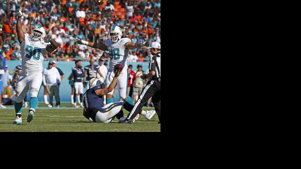 
EARL MITCHELL (I) celebra luego de hacerle un sack al quarterback de San Diego, Philip Rivers.


