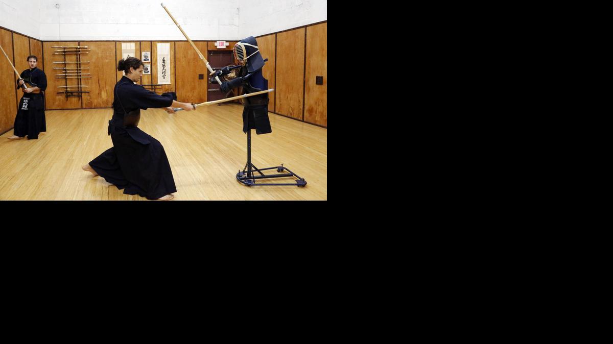 
José Miguel Contreras (cent.) entrena con un maniquí en el Toku Bu Kan Kendo de Doral, el dojo del cubano Moisés Becerra, quien es cinta negra y sexto dan.


