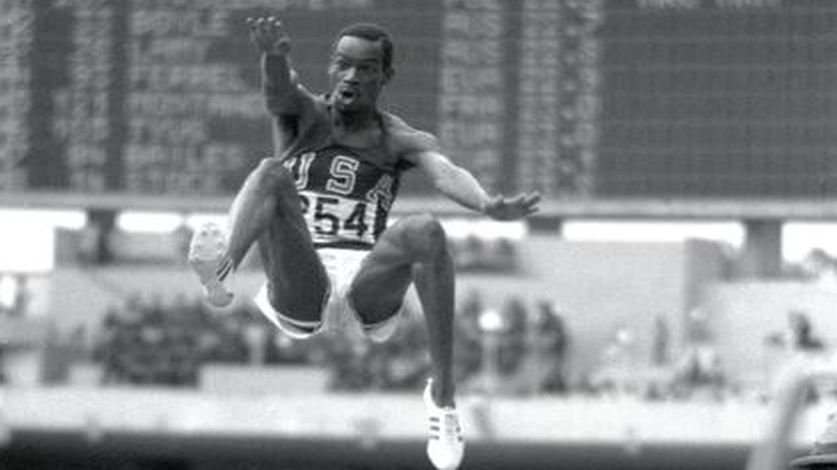 
BOB BEAMON en su salto inmortal el 18 de octubre de 1968 en los Juegos Olímpicos de México.
